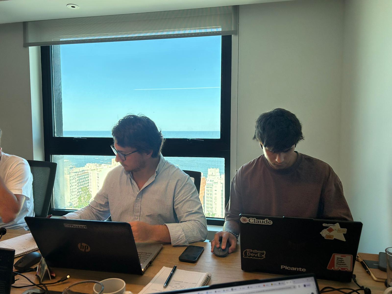Equipo Mozart IA en jornada de trabajo